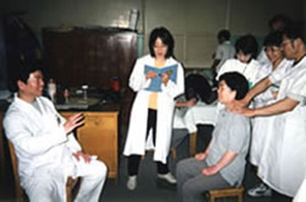 学生たちに首の調整を指導する児島学院長 学生たちに首の調整を指導する児島学院長